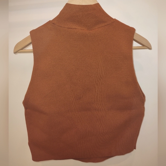 House Of Harlow 1960 Mock Neck Sleeveless Knit Top - Picture 5 of 7